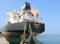 الحكومة عائدات سفن الوقود التي وصلت عبر الحديدة تكفي لدفع رواتب الموظفين في مناطق الحوثي
