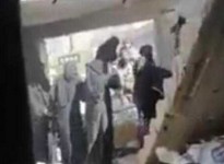 عناصر حوثية تجرف منزل مواطن وتختطف إحدى النساء في إب