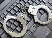 تقرير حقوقي يطالب بإصدار قانون الجرائم الإلكترونية ويكشف عن التحدي الأبرز أمام مكافحة الابتزاز 