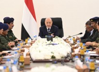 رئيس مجلس القيادة يؤكد على ضرورة رفع اليقظة الأمنية لمواجهة التهديدات المتزايدة والتصعيد البحري للحوثيين