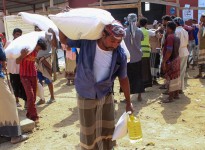 تقرير حديث يرصد حيل الحوثي في نهب المساعدات الإنسانية والإغاثية