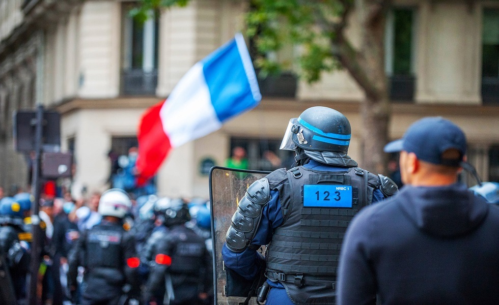 احتجاجات في باريس تطالب باستقالة ماكرون وخروج فرنسا من حلف 
