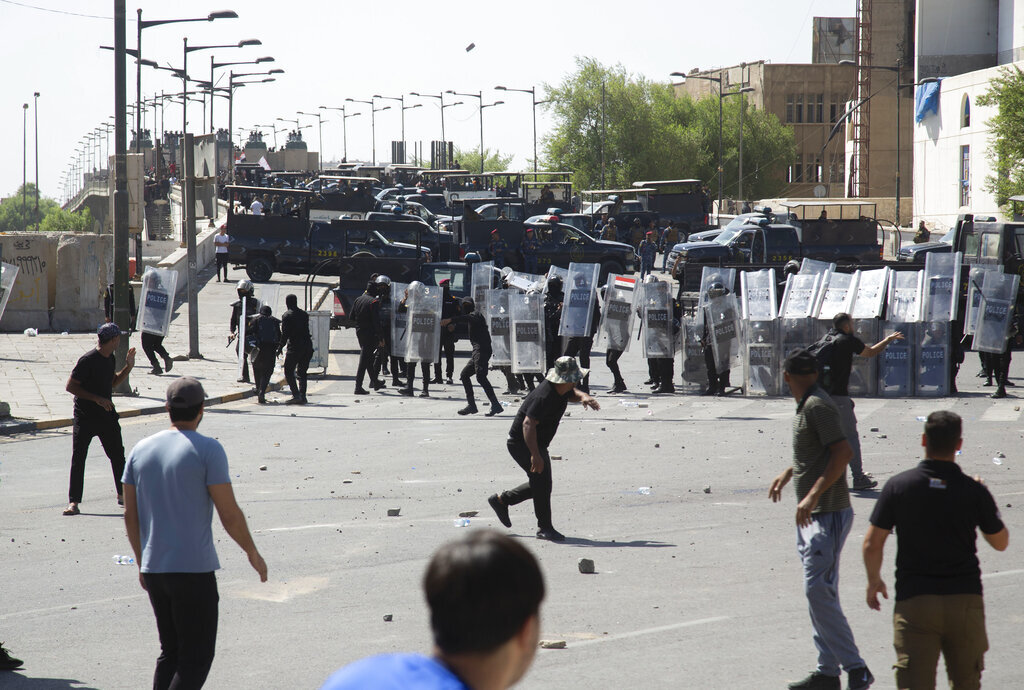 صدامات بين المتظاهرين والقوات الأمنية في ساحة التحرير وسط بغداد