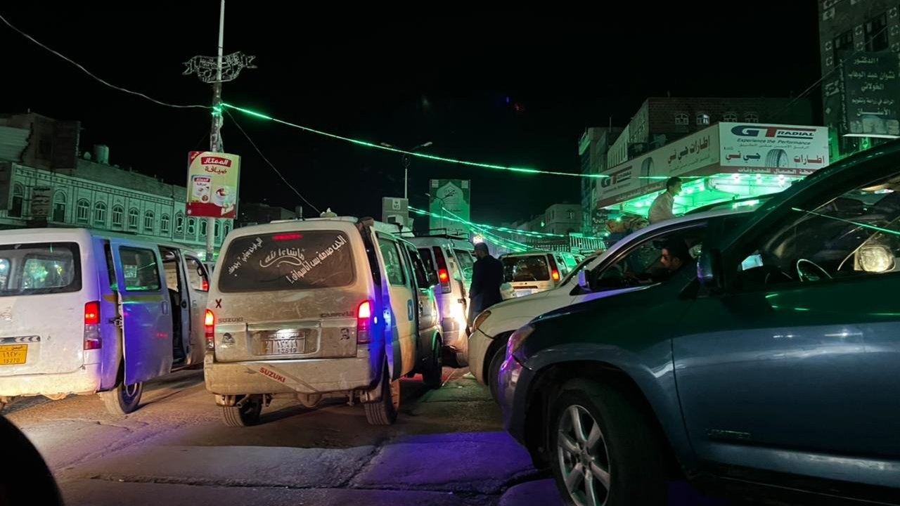 عودة طوابير السيارات أمام محطات الوقود في مناطق سيطرة الحوثي 