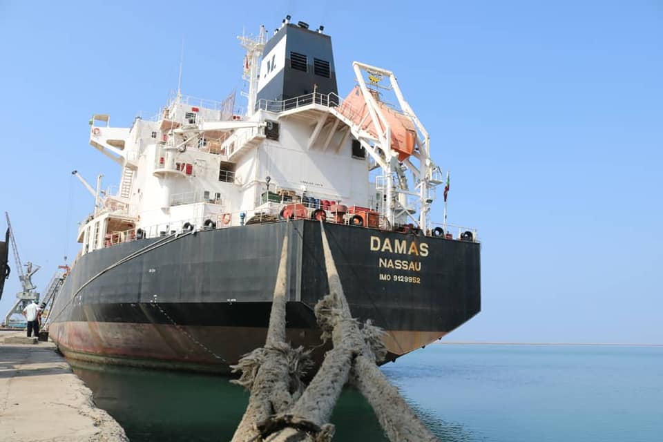 الحكومة: عائدات سفن الوقود التي وصلت عبر الحديدة تكفي لدفع رواتب الموظفين في مناطق الحوثي