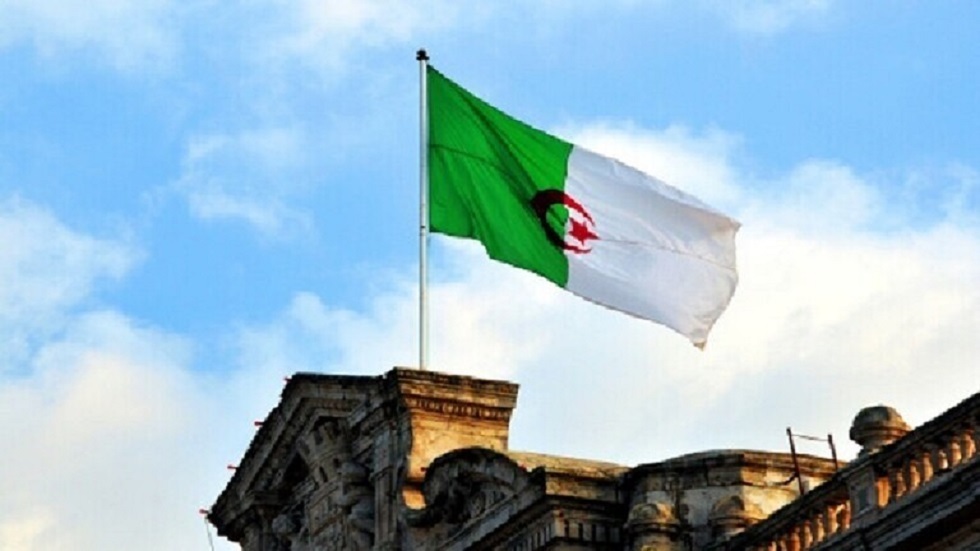 الجزائر.. أوامر بالحجر ومنع البيع بعد ظهور بؤرة لإنفلونزا الطيور