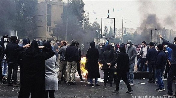 إطلاق الغاز المسيل للدموع على التظاهرات في إيران احتجاجًا على وفاة مهسا أميني