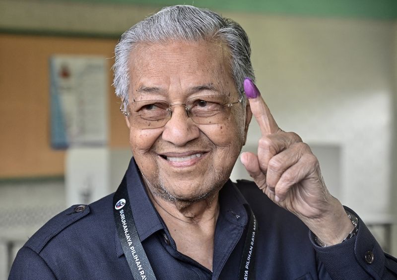 مهاتير محمد يخسر السباق إلى مقعد بالبرلمان الماليزي في أول هزيمة من 53 عامًا