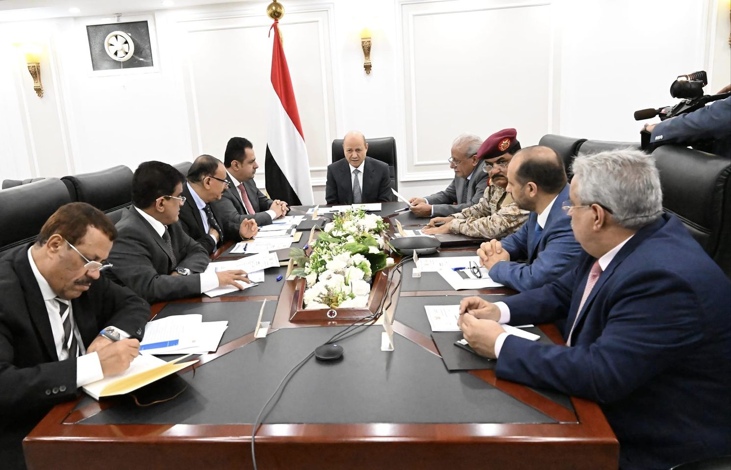 مجلس القيادة الرئاسي... قرارات عرجاء لتصنيف الإرهاب الحوثي 