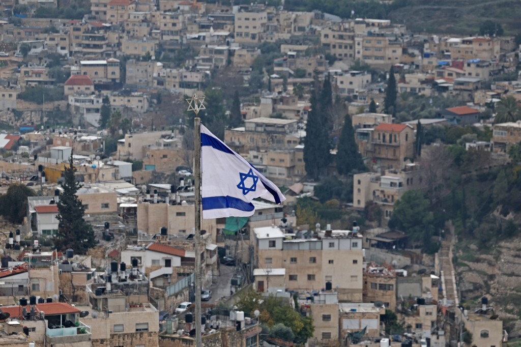 مستوطنون إسرائيليون، يقيمون بؤرة استيطانية جنوب شرق نابلس