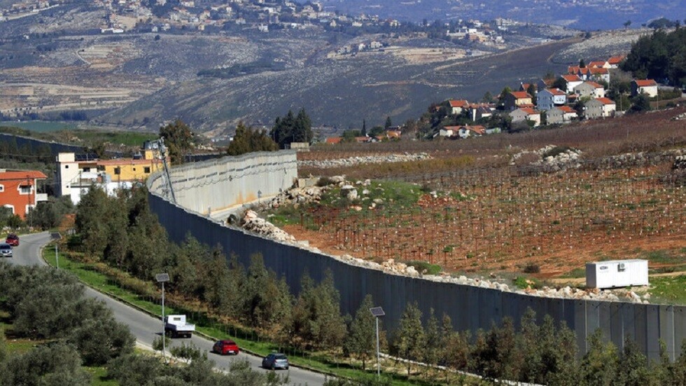 لبنان يطالب إسرائيل بإزالة شريط شائك وسياج شمال الخط الأزرق