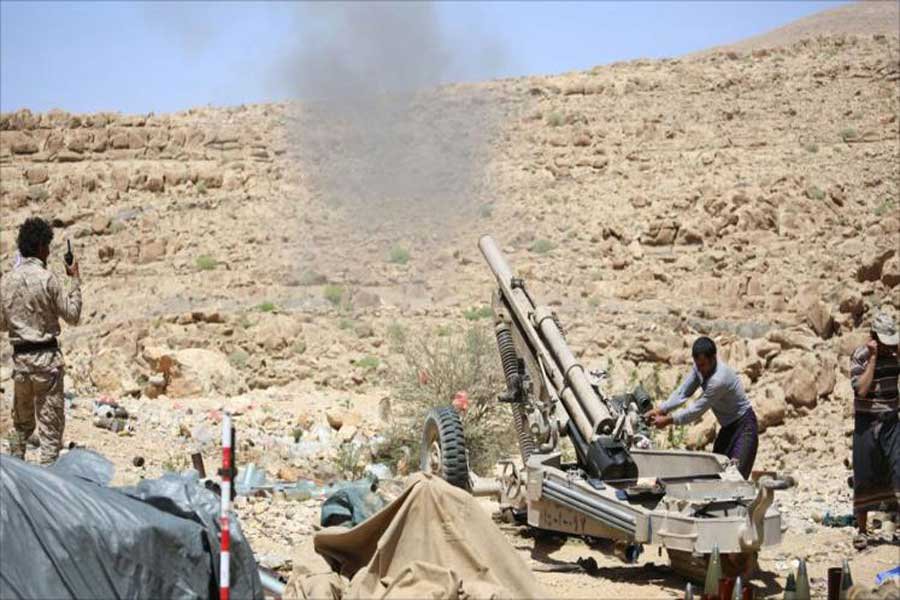 الجيش الوطني يقصف معسكرا للميليشيا الحوثية شمالي تعز