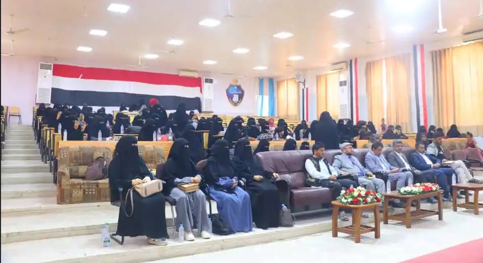 مأرب.. طالبات جامعة إقليم سبأ يستنكرن الصمت الدولي لانتهاكات ميليشيا الحوثي