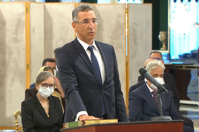 وزير الداخلية التونسي يستقيل من منصبه