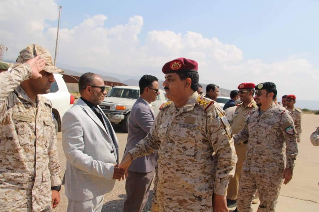 وزير الدفاع ورئيس هيئة الأركان يتفقدان أوضاع القوات المسلحة في أرخبيل سقطرى