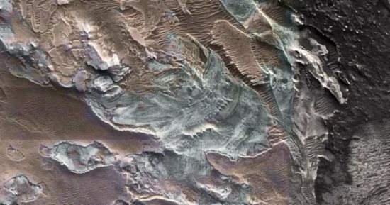 العلماء يكتشفون دلائل على وجود نهر جليدي حديث فوق سطح المريخ 