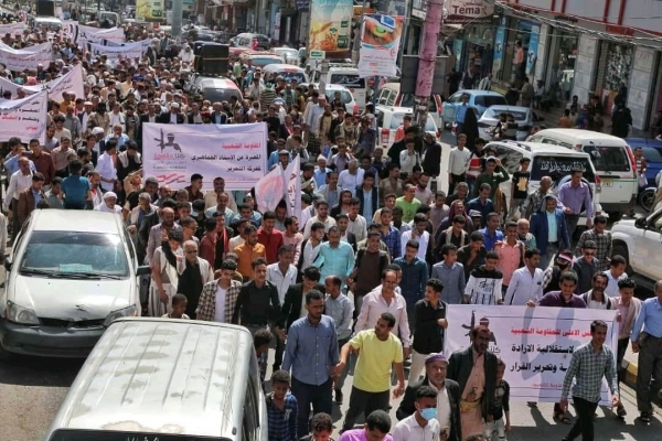 آلاف المحتشدين يحيون الذكرى الثامنة للانتفاضة ضد ميليشيا الحوثي بتعز