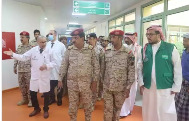 وزير الدفاع ورئيس الأركان يطلعان على الخدمات الطبية التي يقدمها مستشفى عدن العام ومركز القلب