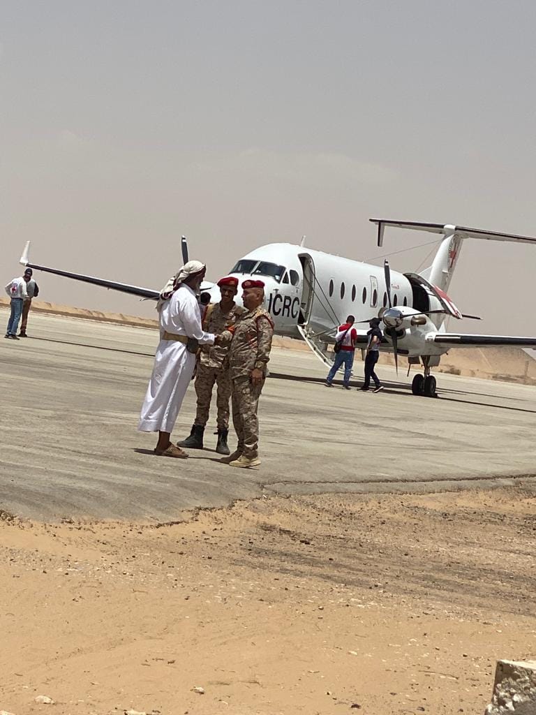 وصول طائرة الصليب الأحمر إلى مطار تداوين في محافظة مأرب