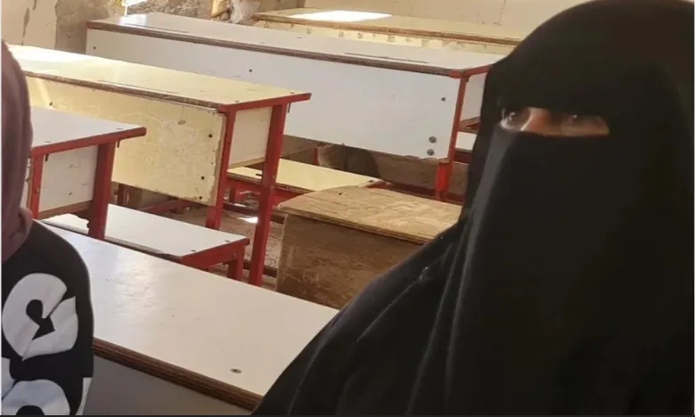 ناشطة حقوقية .. تتحدث عن امرأة في تعز رفضت طلب الحوثيين بمغادرة منزل والدها فعوقبت بمنع تشييع شقيقها