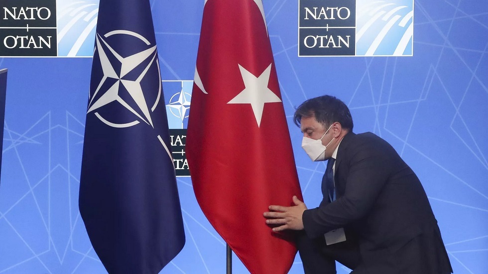 أدميرال تركي متقاعد يحث أنقرة على الانسحاب من حلف «الناتو»