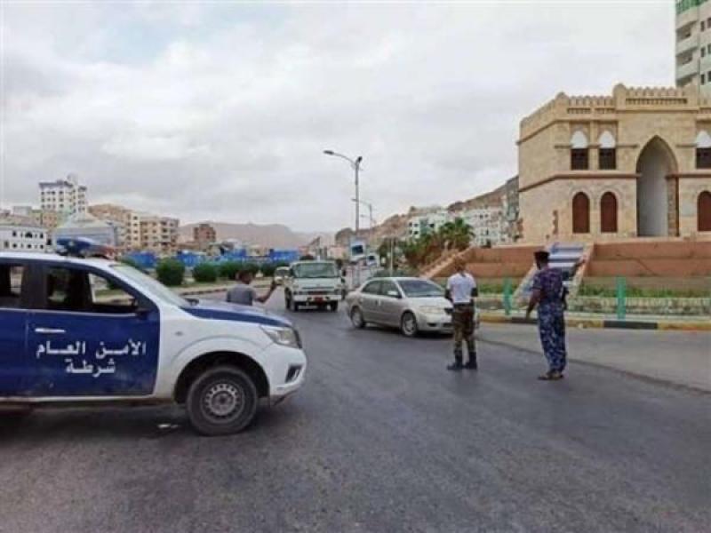 شرطة حضرموت تعلن ضبط متهمين بالتقطع على مواطنين تحت تهديد السلاح 