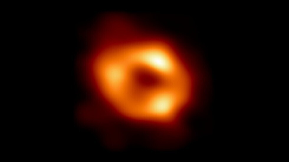 أينشتاين على حق مجددا.. العلماء يثبتون دوران ثقب مسييه 87 الأسود