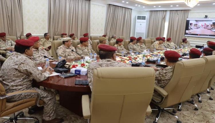 وزير الدفاع يؤكد على التعاون والتكامل بين مكونات القوات المسلحة لمواجهة ميليشيا الحوثي
