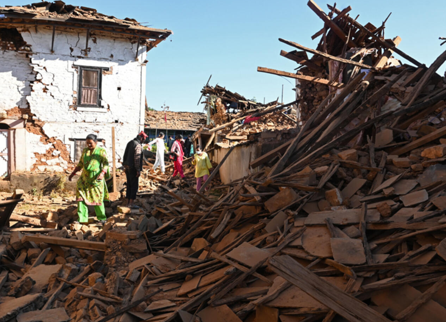 أكثر من 130 قتيلا في زلزال ضرب نيبال وشعر به سكان مدن في شمال الهند