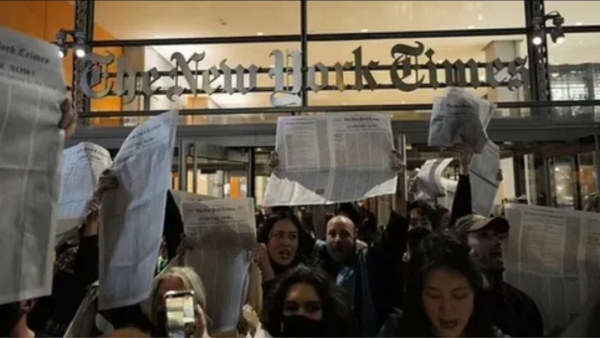 محتجون يقتحمون صحيفة نيويورك تايمز ويطالبون بوقف الإبادة الجماعة على غزة