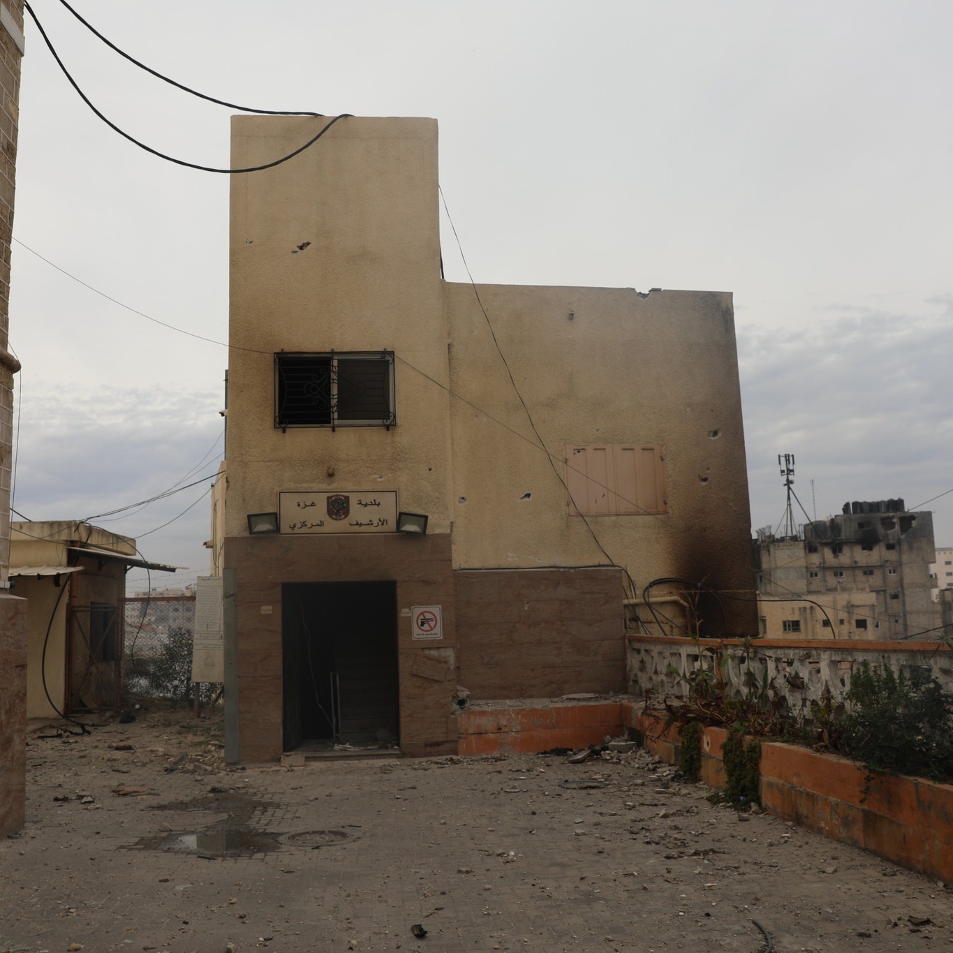 يضم وثائق تتجاوز الـ 100 عام.. الاحتلال الإسرائيلي يستهدف مبنى الأرشيف المركزي في بلدية غزة