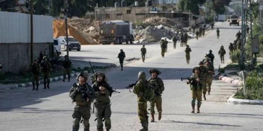 القوات الإسرائيلية تقتحم قرية صورباهر مسقط رأس منفذي عملية القدس وتضيق الخناق على الأهالي