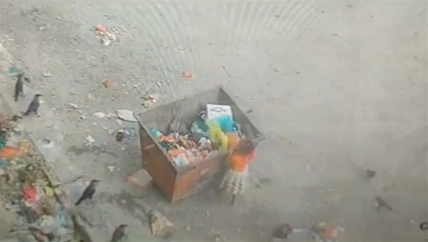 مأساة في عدن.. وفاة طفلة أثناء محاولتها البحث عن طعام في برميل القمامة 