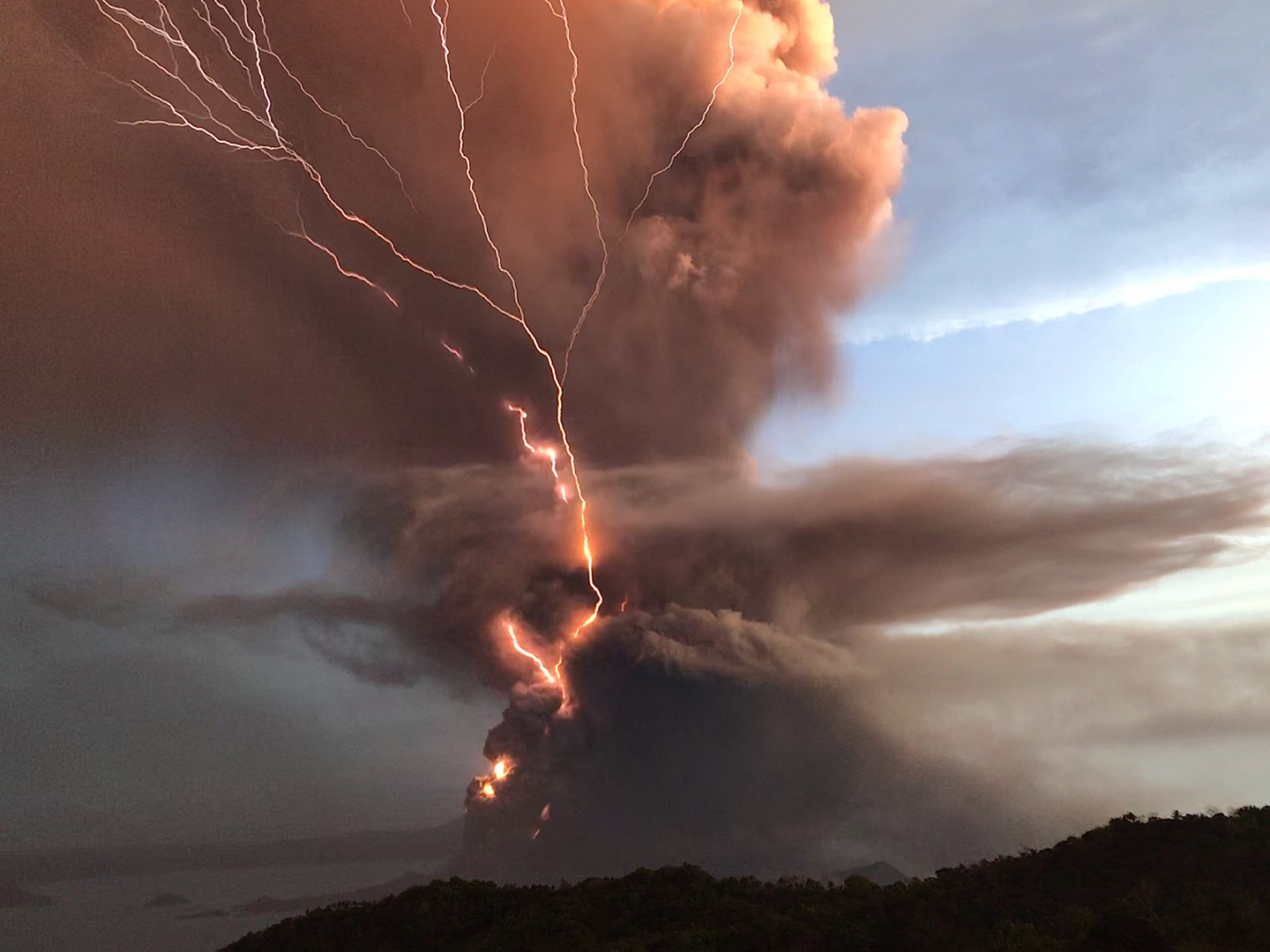 البرق البركاني قد يكون الشرارة التي أطلقت الحياة على الأرض