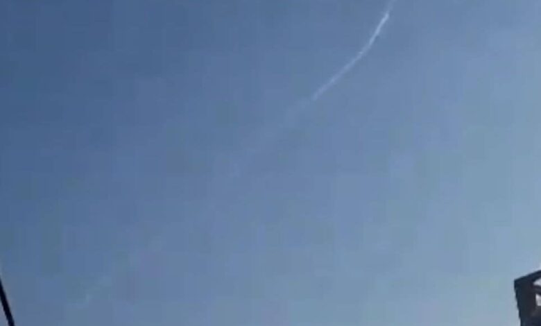 نشطاء يوثقون إطلاق صواريخ من محافظة إب