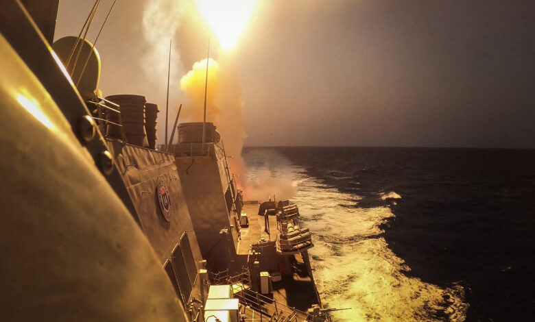 القوات الأمريكية تعلن إسقاط صاروخا باليستيا أطلق نحو سفينة في خليج عدن 