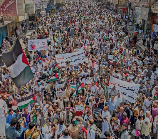 تظاهرة شعبية حاشدة في تعز تندد بجرائم العدوان الصهيوني في غزة وحصار الحوثيين لتعز