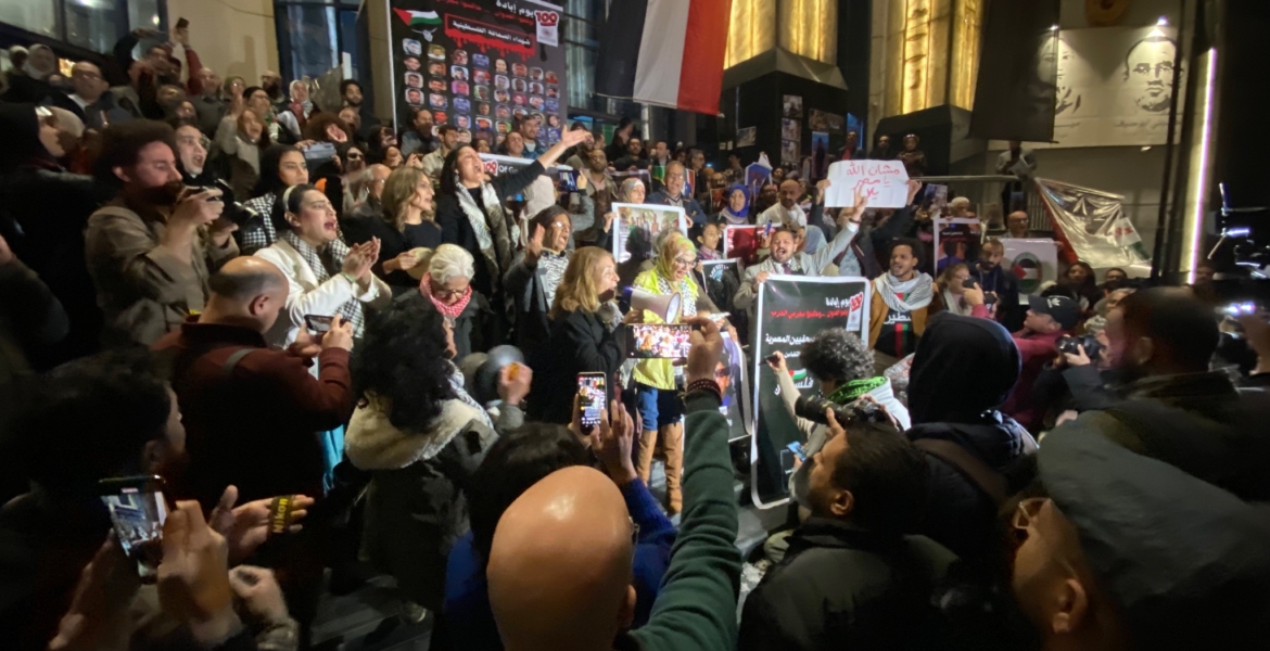 مظاهرة أمام نقابة الصحفيين بالقاهرة للمطالبة بفتح معبر رفح وإنقاذ القطاع