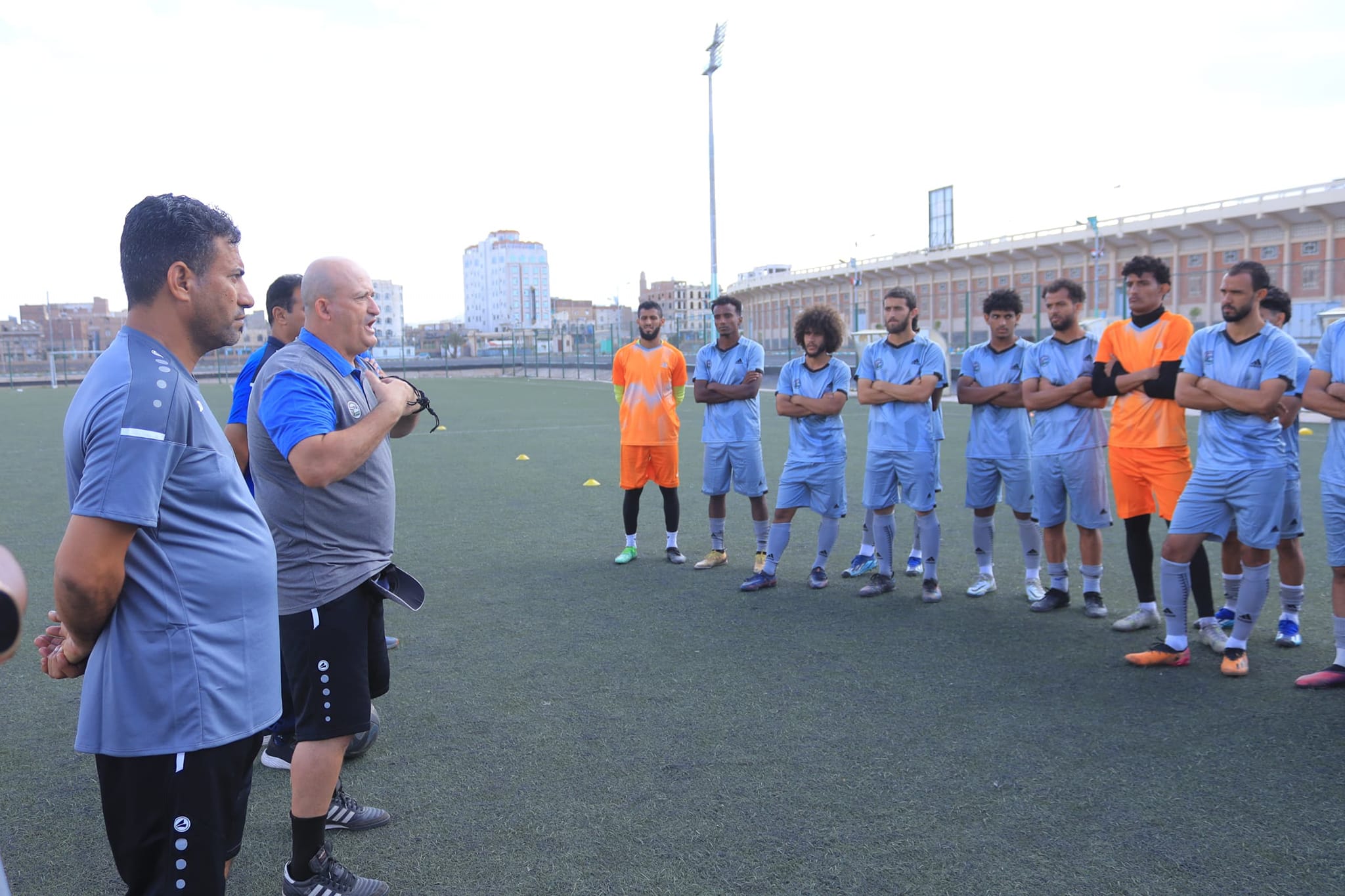 المنتخب الوطني يجري حصة تدريبية على الملعب الفرعي بمدينة الثورة الرياضية