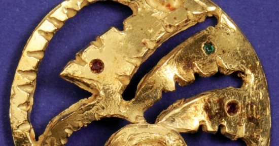 رغم كل الاحتياطات الأمنية .. سرقة منحوتات ذهبية تتجاوز 1.3 مليون دولار في إيطاليا