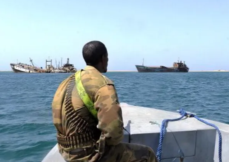 القراصنة الصوماليون يعودون لاختطاف السفن بعد هجمات الحوثيين