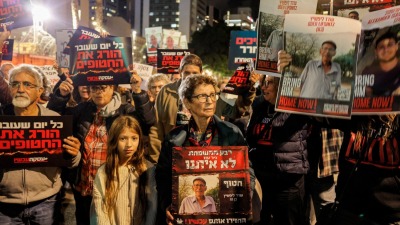 يرفض صفقة التبادل.. أهالي الأسرى الإسرائيليين يتوعّدون نتنياهو
