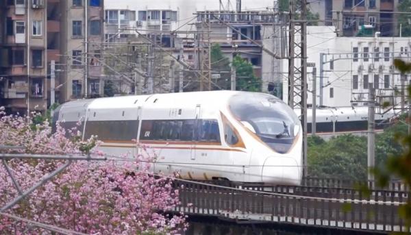أحدث ابتكارات الصين... قطار الرصاصة بسرعة 400 كيلومتر في الساعة