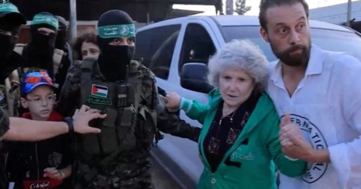 نيوزويك”: حماس تتصرّف في صورة المنتصر وتُملي شروطها لوقف إطلاق النار