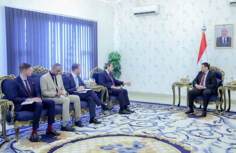 رئيس الوزراء يبحث مع نائب المبعوث الأممي تداعيات تصعيد الحوثي على جهود السلام