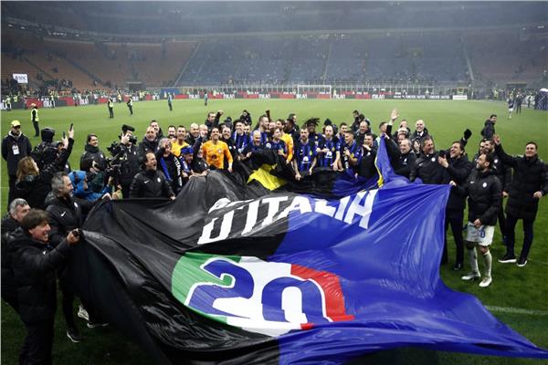إنتر يحتفل بلقب الدوري الإيطالي بالفوز على تورينو