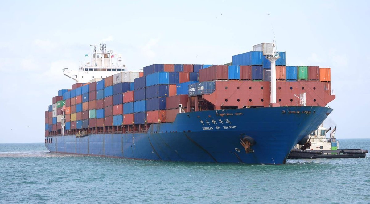 الاتحاد الأوروبي: يعلن تأمين مرور 100 سفينة تجارية في البحر الأحمر