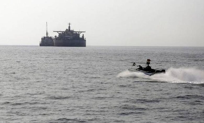 هجوم قراصنة في خليج عدن على سفينة وطاقمها يتغلب على القراصنة 