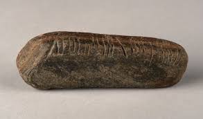 العثور على حجر عليه كتابة باللغة الأيرلندية يعود تاريخه للعصور الوسطى 
