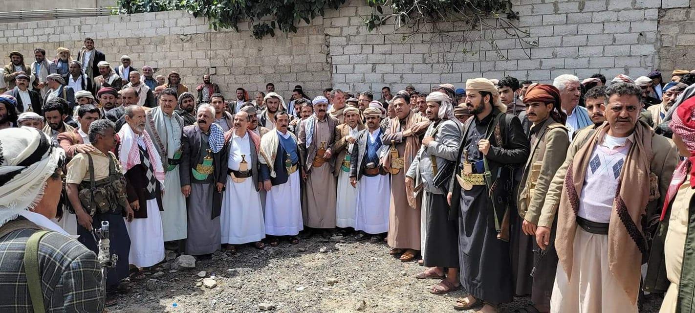 احتشاد قبلي شمال صنعاء رفضاً لقرار حوثي يستهدف تقسيم أراضي في مديرية همدان 